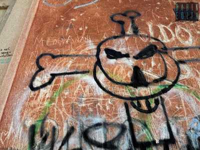 ...e graffiti di ogni genere